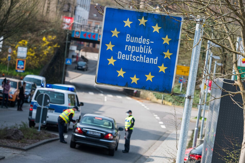 Beamte der Bundespolizei kontrollieren ein Fahrzeug, das nach Deutschland fahren will.