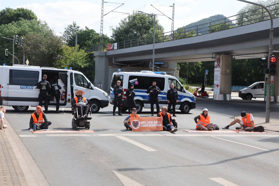 Die Aktivisten haben bis 14 Uhr Zeit, die Straße zu räumen.