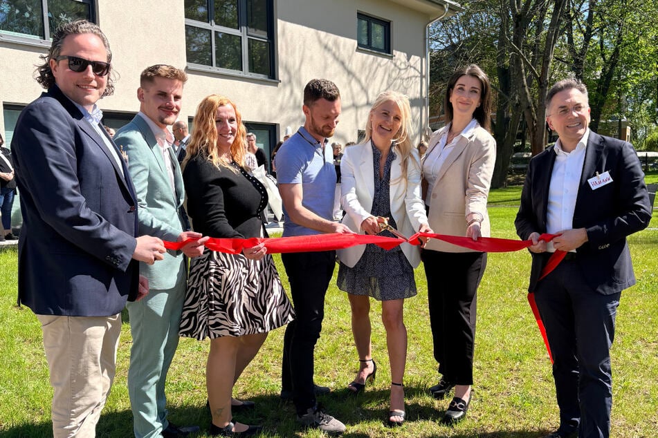 Es ist geschafft! Im Kreise von Mitarbeitern und Unterstützern feierte Nicole Tobias (2.v.r.) vom gleichnamigen Pflegedienst am Mittwoch die Eröffnung ihrer Intensivpflegeeinrichtung "Bärenfamilie" in Leipzig.