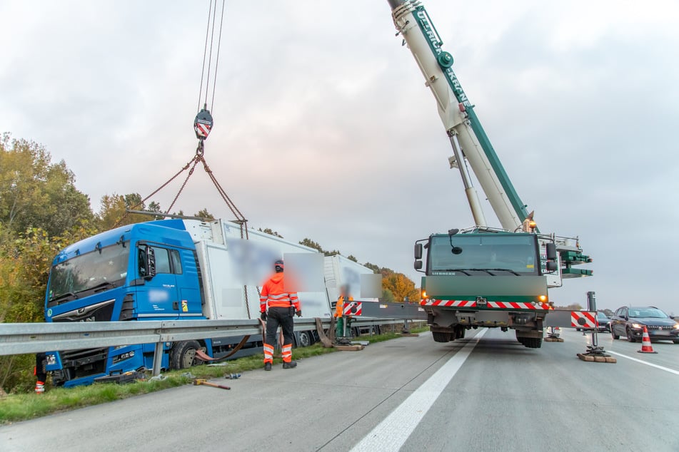 Das tonnenschwere Fahrzeug musste durch einen Kran geborgen werden.