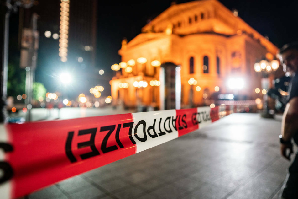 Der Opernplatz im Herzen Frankfurts hatte sich im vergangenen Sommer angesichts geschlossener Clubs und Diskotheken zu einer Partyzone unter freiem Himmel entwickelt.