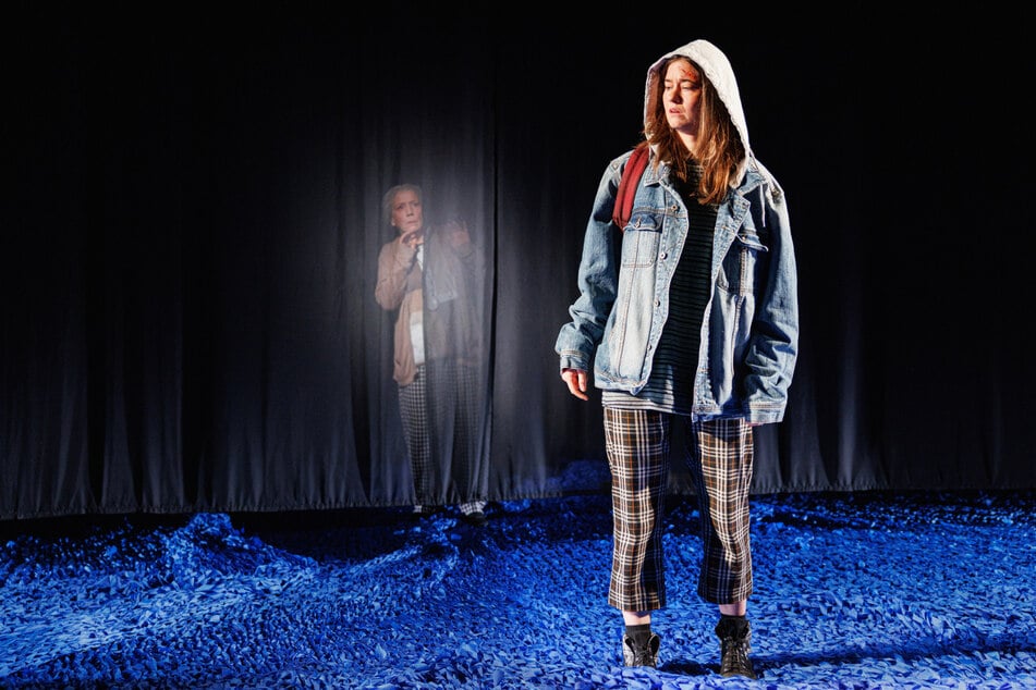 Die vor väterlicher Gewalt geflüchtete Allison (Adrienne Lejko) trifft auf Marla (Bettina Sörgel), die in Demenz verdämmert.