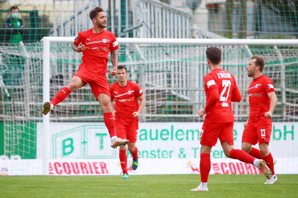 Der Matchwinner: Felix Drinkuth (26, l.) jubelt nach seinem entscheidenden Treffer.