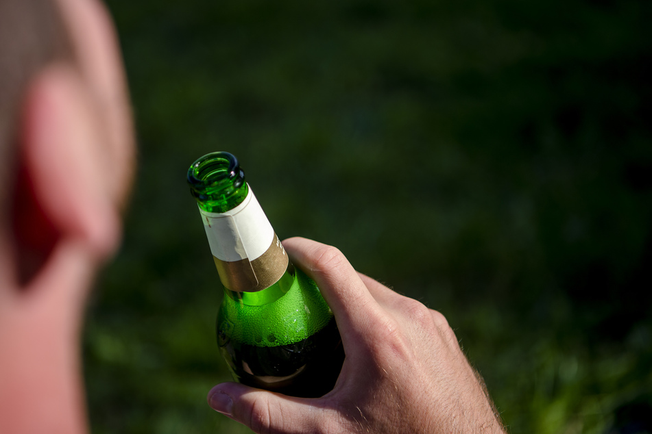 Fast acht Millionen Menschen in Deutschland haben ein Problem mit übermäßigem Alkoholkonsum. (Symbolbild)