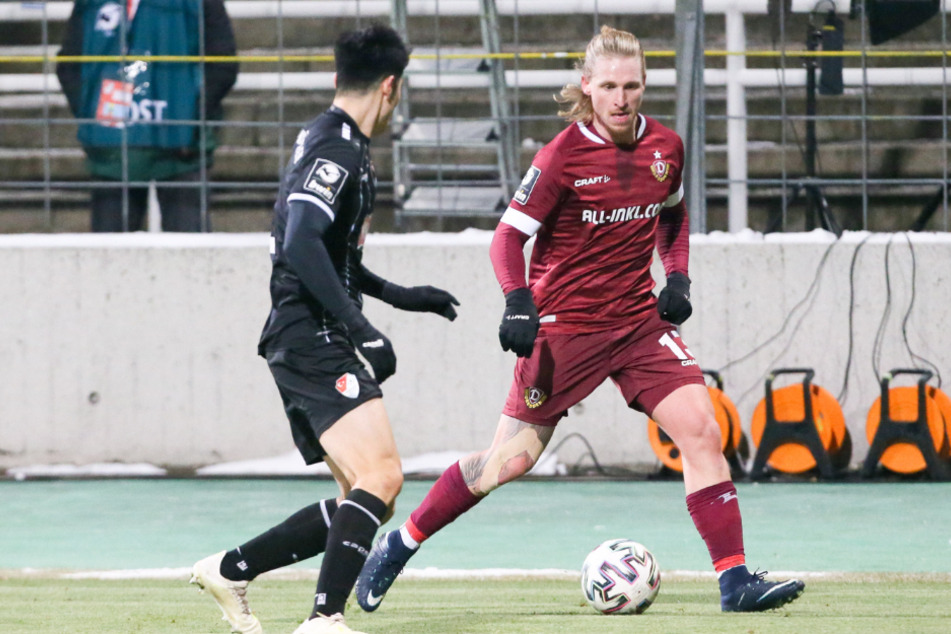 Marvin Stefaniak (r.) spielt gleich den Ball vor Münchens Yi-Young Park.
