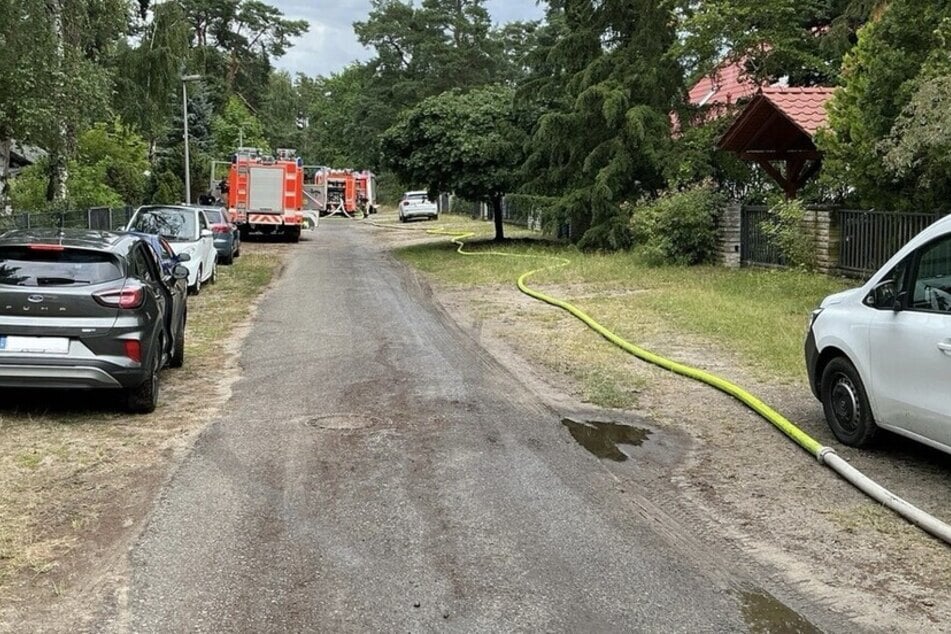Weil es keine unmittelbare Löschwasserversorgung gab, verlegte die Feuerwehr eine rund 220 Meter lange Schlauchleitung.