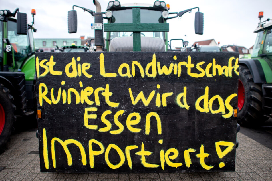 Mit ihren Traktoren blockierten zahlreiche Landwirte die Zufahrt von Supermarktketten (Symbolfoto).