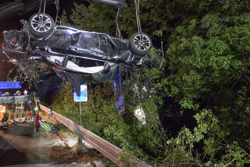 Schwerer Unfall auf der A555: Audi überschlägt sich, doch der Fahrer ist im Glück