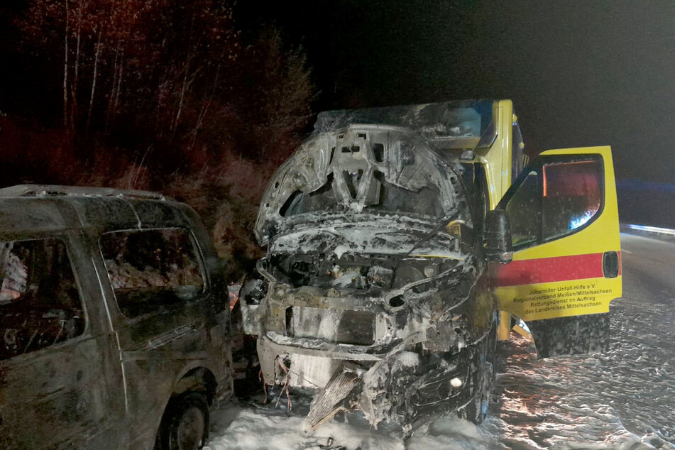 Auf der A72 brannte am Mittwochabend ein VW. Die Flammen griffen auch auf einen Krankenwagen über.