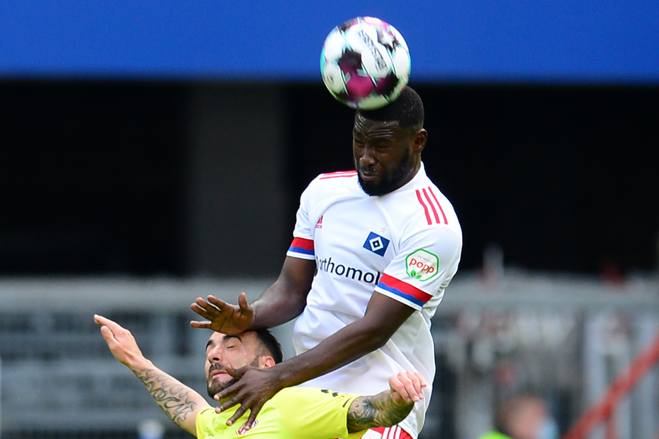 HSV-Abwehrspieler Stephan Ambrosius (hinten) fällt für das Spiel gegen den KSC wegen eines Infekts aus. (Archivfoto)
