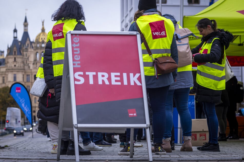 Mitarbeiter des Einzelhandels protestieren bei einer Streikkundgebung der Gewerkschaft Verdi für höhere Gehälter. (Archivbild)