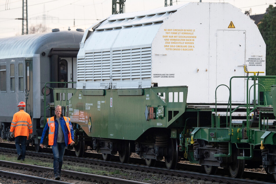 Hoch radioaktiver Abfall wird in der Regel mit sogenannten Castor-Behälter transportiert.