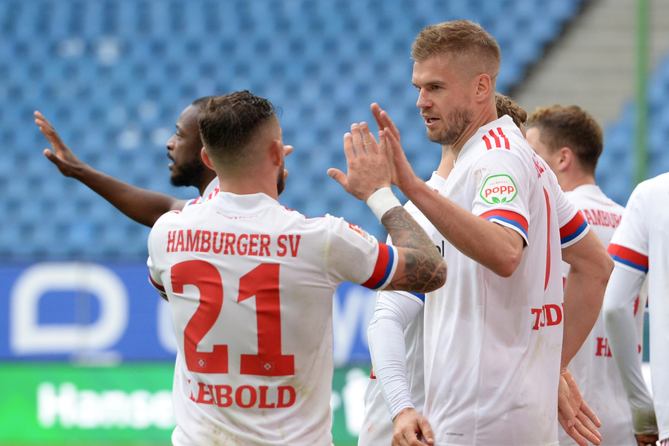 Die HSV-Spieler um Kapitän Tim Leibold (2.v.l.) wollen auch gegen den FC St. Pauli wieder jubeln. (Archivfoto)
