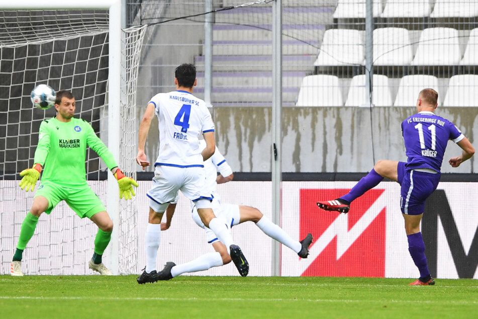 Florian Krüger (r.) schoss die Auer mit seinem Siegtreffer gegen Karlsruhe zum Klassenerhalt.