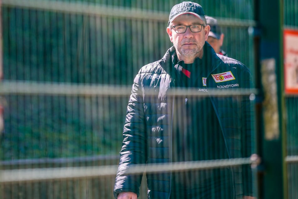 Unions Trainer Urs Fischer betritt den Trainingsplatz hinter verschlossener Tür.