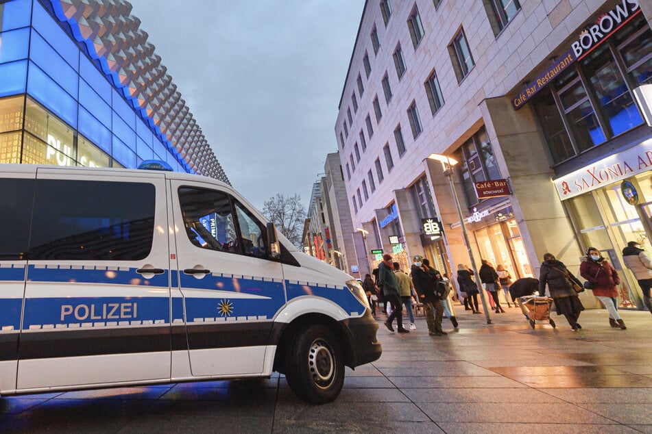 Nachdem ein Zeuge einen mutmaßlichen Drogenverkauf auf der Prager Straße beobachtet hatte, alarmierte er die Polizei. (Archivbild)