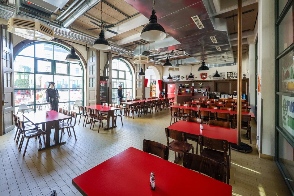 Blick in die frühere Fahrzeughalle und heutige Speisesaal der Jugendherberge Plauen "Alte Feuerwache". Sachsens Jugendherbergen bauen ihre Angebote aus und wollen in diesem Jahr wieder bei den Übernachtungen zulegen.