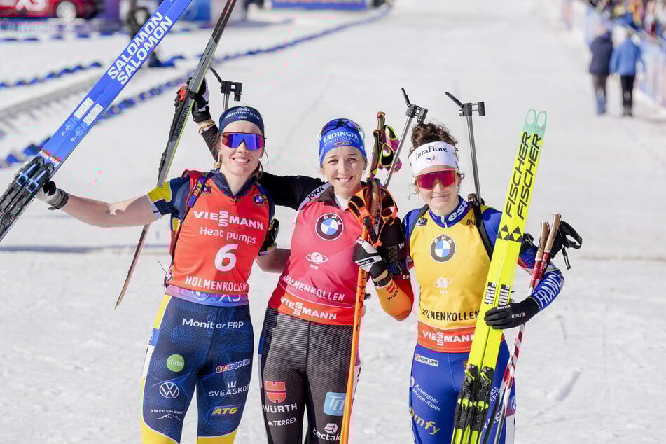 Franziska Preuß (31, M.), Lou Jeanmonnot (26, r.) und Elvira Öberg (26) können mit Weltcup-Siegen im kommenden Winter mehr Geld als vergangenes Jahr verdienen.