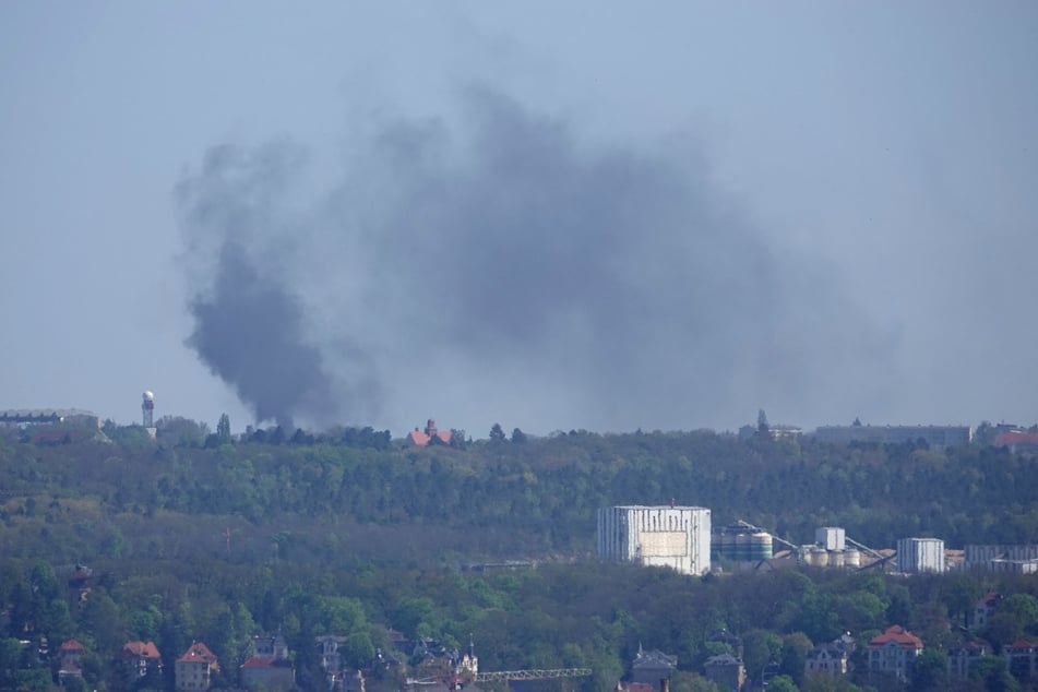 Dresden: Rauchwolke über Dresden-Klotzsche: Was brennt hier?