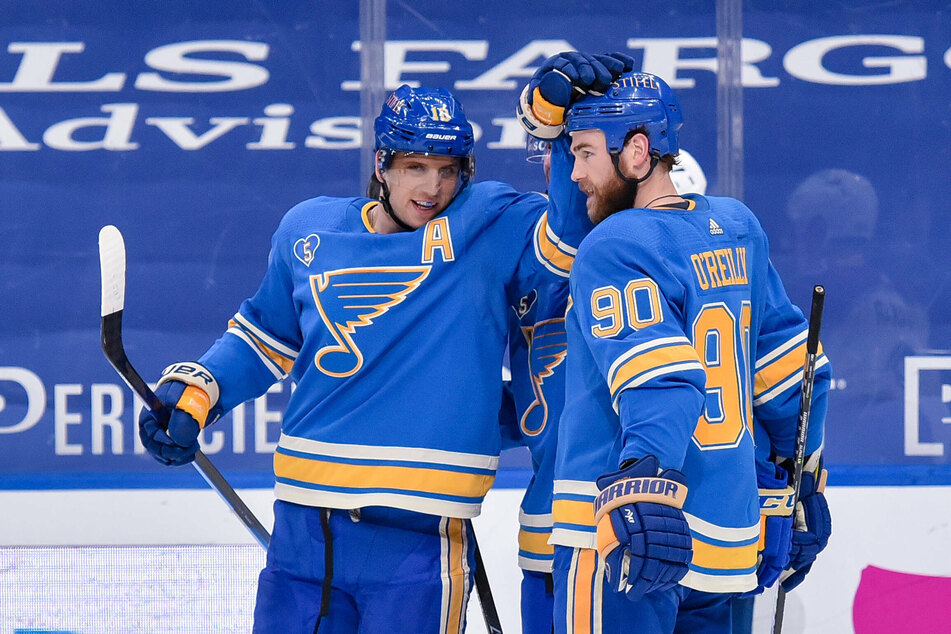 Brayden Schenn (l.) celebrates his goal with center Ryan O Reilly.