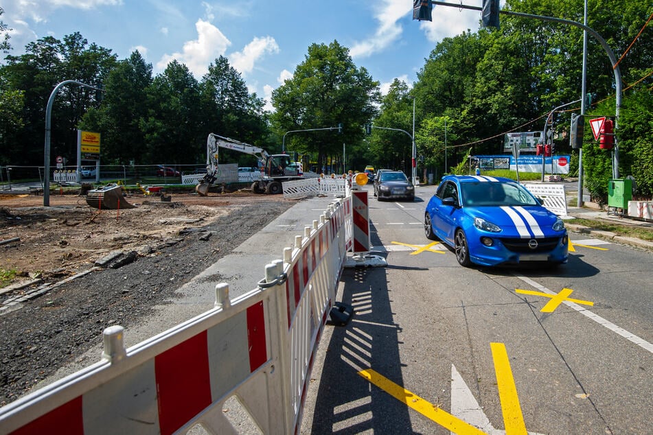 Die Paul-Jäkel-Straße ist im Bereich der Beyerstraße nur noch halbseitig befahrbar.