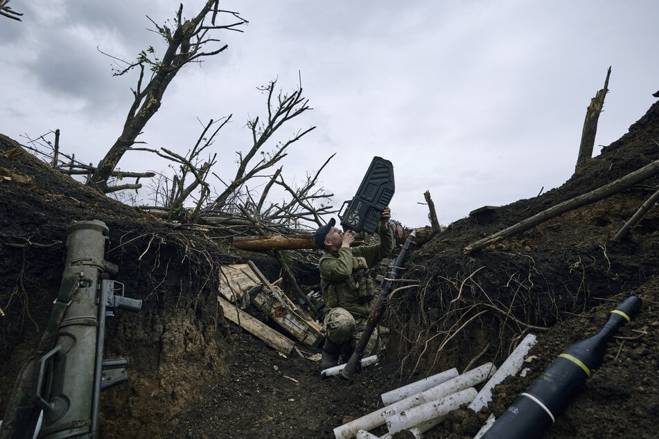 Ein ukrainischer Soldat benutzt ein Drohnenabwehrgeschütz an der Frontlinie in der Nähe von Awdijiwka, einer Stadt in der Region Donezk. (Archivbild)
