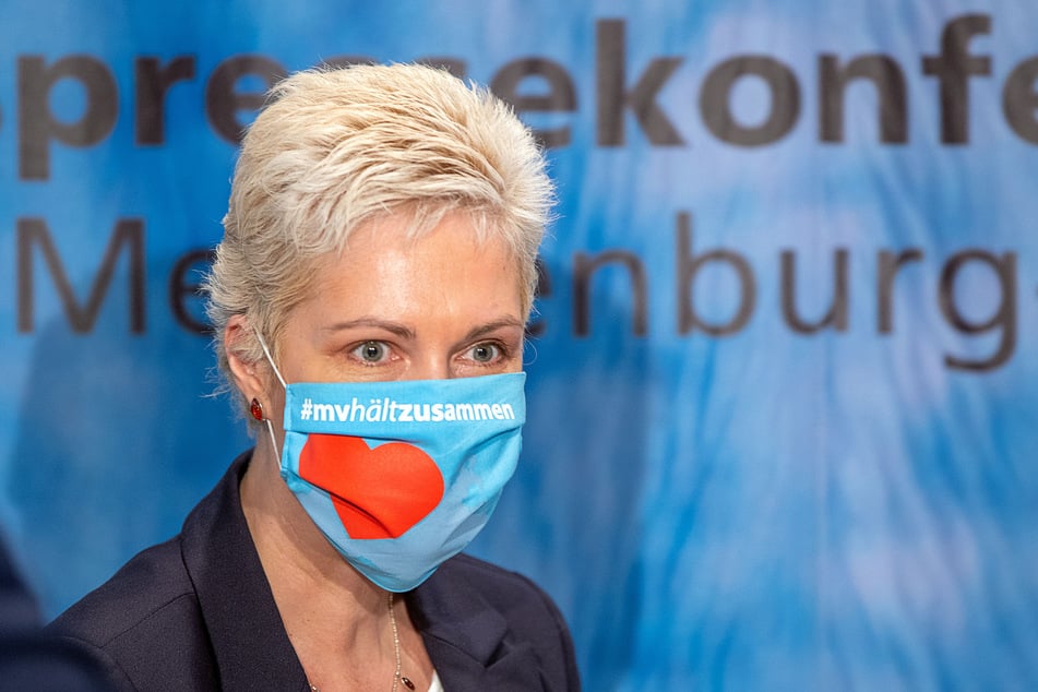 Manuela Schwesig (SPD), die Ministerpräsidentin von Mecklenburg-Vorpommern, kommt mit einem Mundschutz zu einer Pressekonferenz.