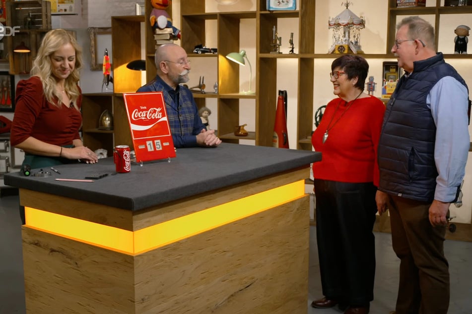Ute Brings und Detlef Pufke aus Rommerskirchen möchten eine nostalgische Coca-Cola-Werbesammlung bei "Bares für Rares" verkaufen.