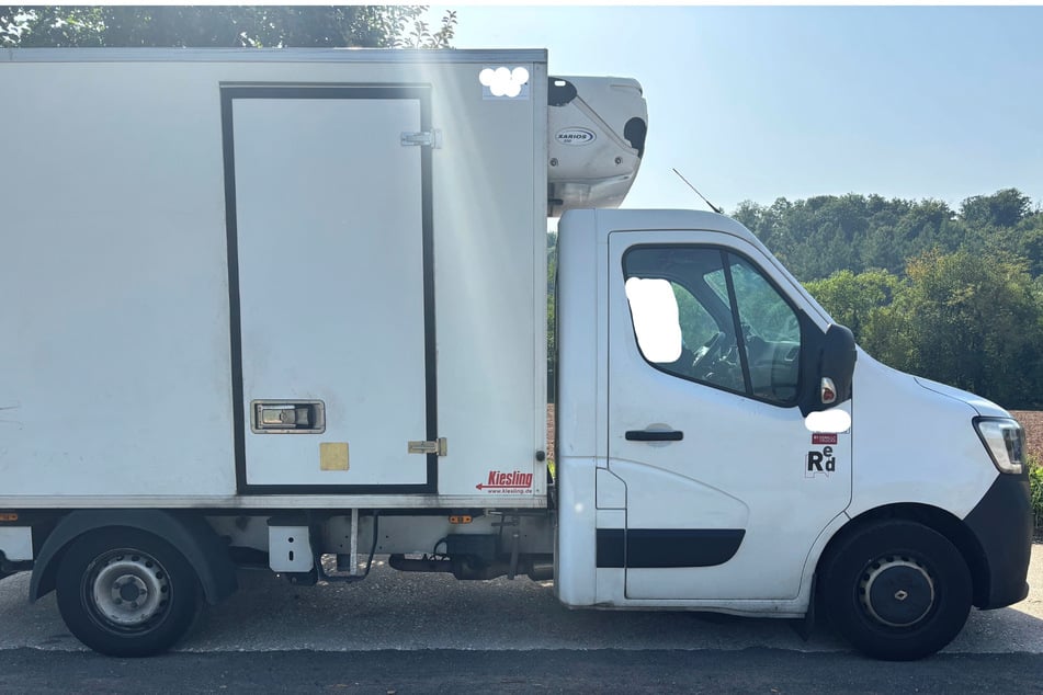 Das Fahrzeug war deutlich überladen. Zudem wurden die transportierten Spieße mit Dönerfleisch nicht ordnungsgemäß gekühlt.