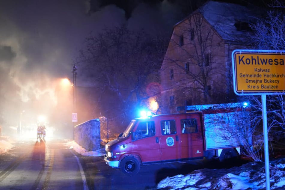 70 Einsatzkräfte der Feuerwehr sowie Polizei und Rettungsdienst rückten am späten Samstagabend aus.
