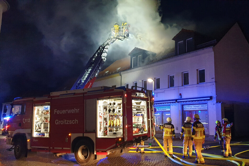 Die Einsatzkräfte begannen sofort mit der Brandbekämpfung und stellten sicher, dass sich keine Personen im Gebäude befinden.