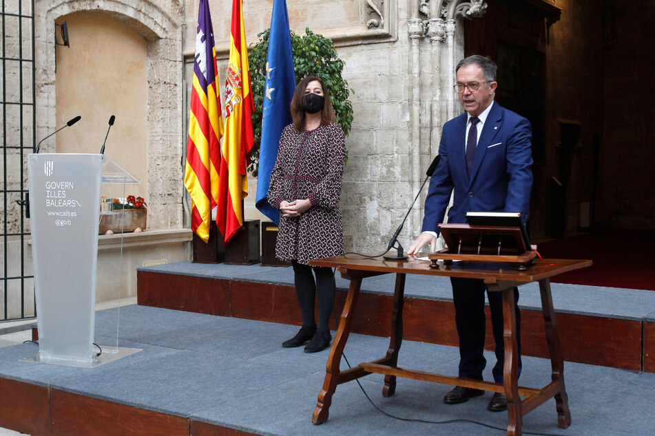 Palma de Mallorca: Josep Marí, Bürgermeister von Sant Josep de sa Talaia und neuer Minister für Mobilität und Wohnungsbau, spricht in Anwesenheit der Präsidentin der Balearen-Regierung, Francina Armengol, während seiner Amtseinführung.