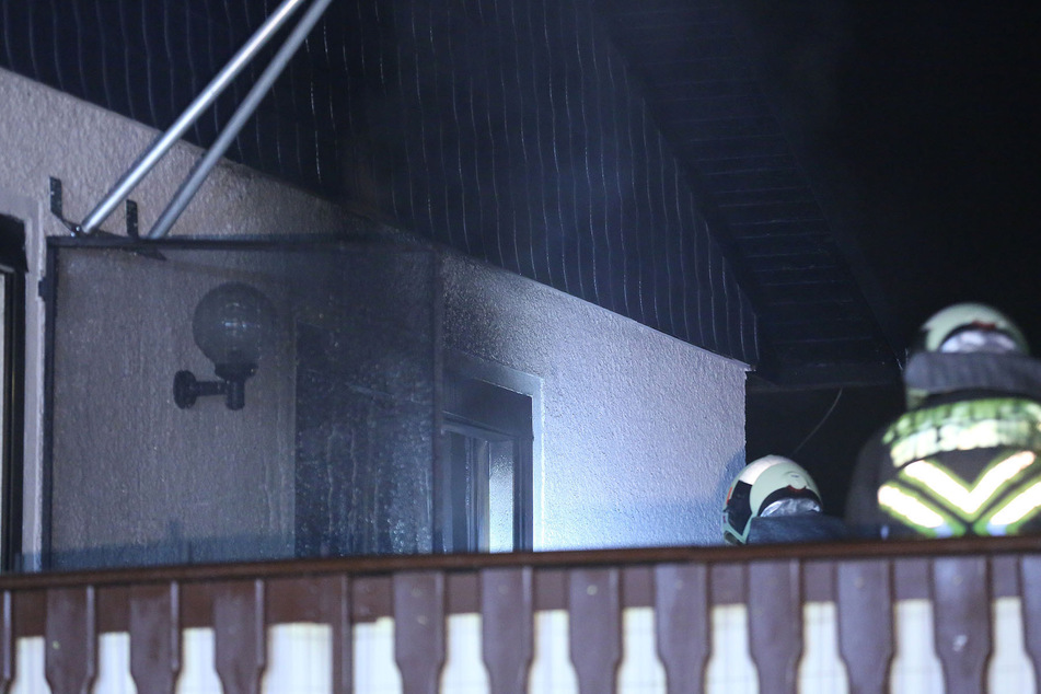 Über den Balkon des Einfamilienhauses betraten die Kameraden das brennende Zimmer.