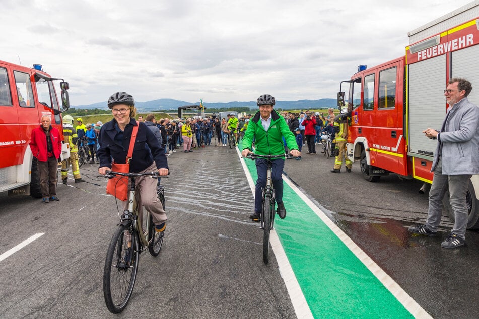 Am gestrigen Sonntag durften nur Fußgänger, Radler und Inliner auf die Strecke. Ab dem heutigen Montag ist sie auch für den motorisierten Verkehr freigegeben.