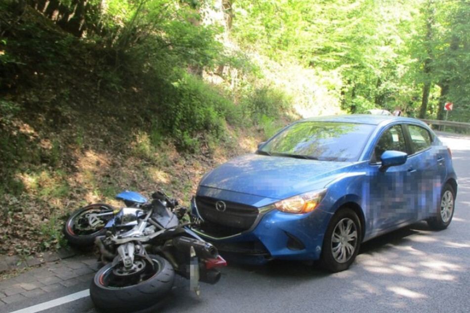 Der Biker krachte weder in das Auto noch in die Leitplanke.