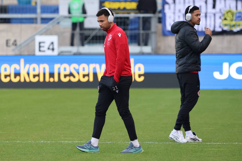 Leon Guwara (30, l.) muss sich weiter gedulden, bekommt vorerst keinen Vertrag in Cottbus.