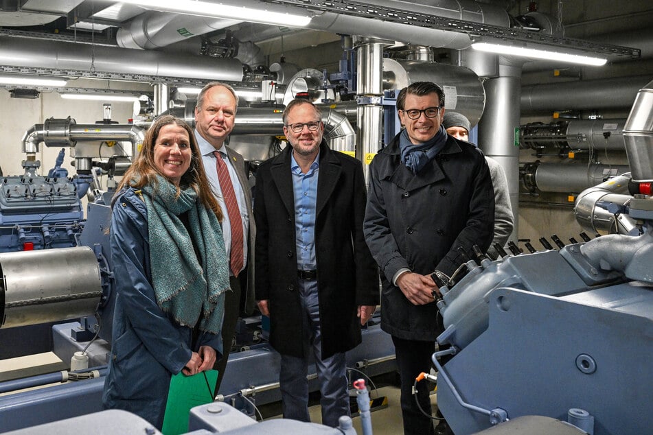 Im Technikhaus mit den drei Wärmepumpen: Maike Heitkamp-Mai (48, TU-Nachhaltigkeitsbeauftragte, v.l.), OB Dirk Hilbert (54, FDP), Oliver Gaber (58, SIB) und SachsenEnergie-Vorstand Axel Cunow (47).