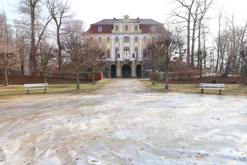 Das Barockschloss Neschwitz wird zum ersten Thema auf dünnem Eis.