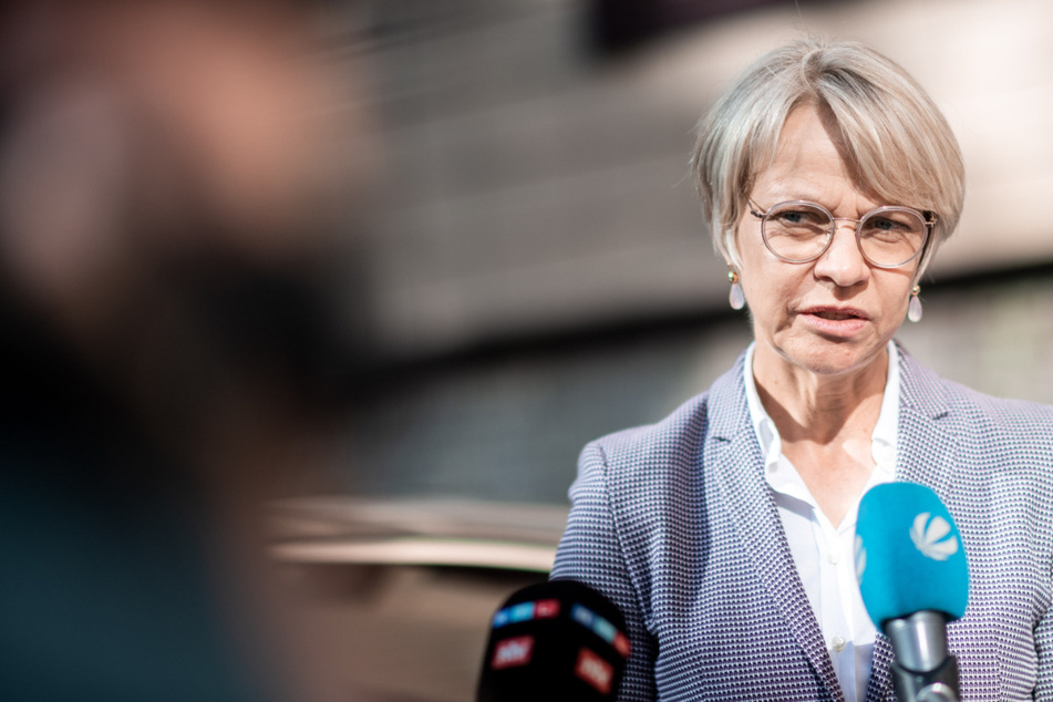 Schulministerin Feller gesteht Pikantes aus ihrer eigenen Schulzeit