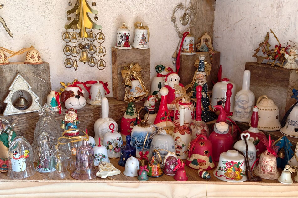 Durch eine Schenkung kamen kürzlich Hunderte Glocken aus Glas, Porzellan und Keramik dazu. Zum Teil Kitsch, aber auch viele schöne Stücke.