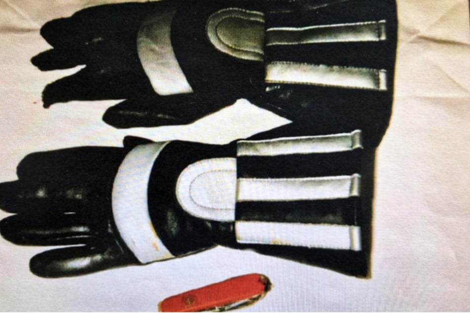 Diese markanten Handschuhe könnten die Wende im Fall bringen.