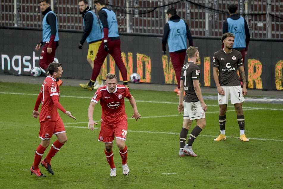 Fortuna-Knipser Rouwen Hennings (2.v.l.) jubelt nach seinem Tor zum 2:0 gegen den FC St. Pauli.