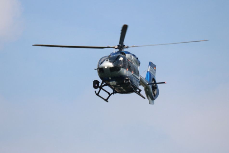 Die Polizei suchte den Rotter See in Troisdorf mit einem Helikopter ab.