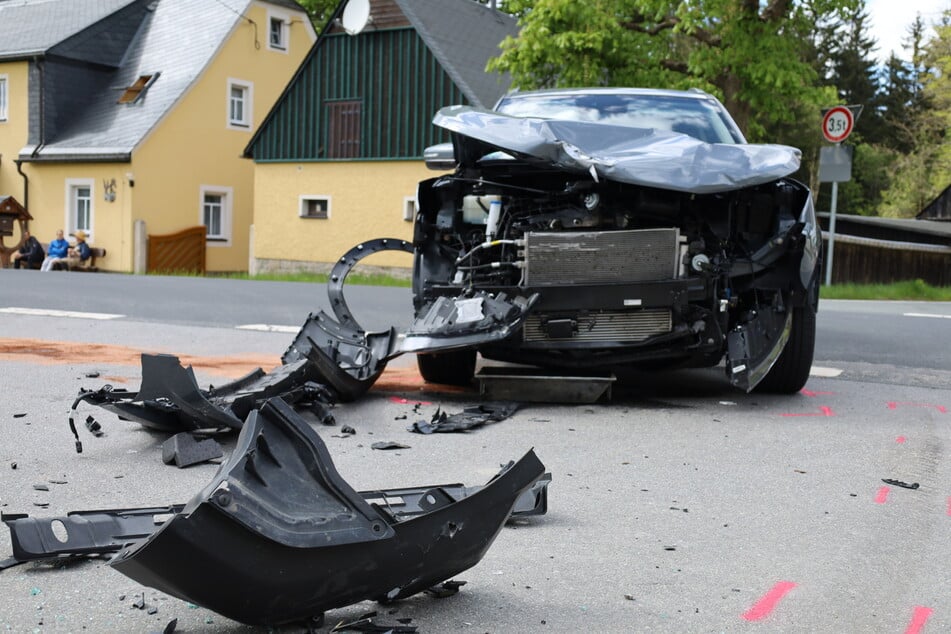 Kreuzungs-Crash im Erzgebirge: Tausende Euro Sachschaden