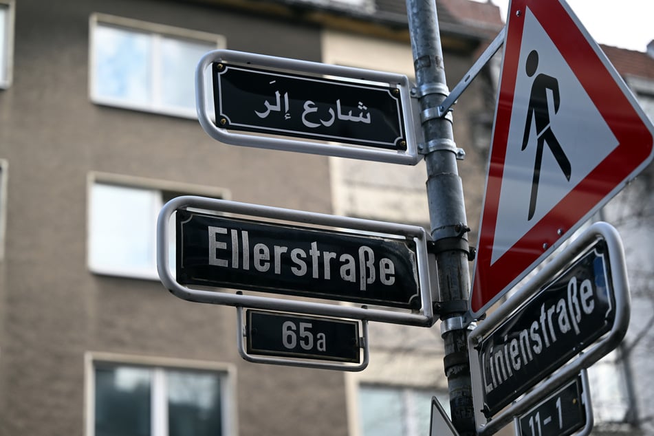 Das Straßenschild ist eines von vielen, das in Düsseldorf ergänzt wurde.