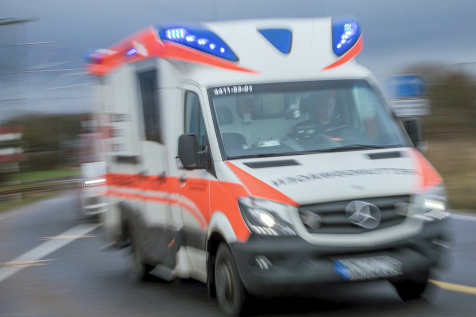 Rettungskräfte konnten nichts mehr für den Peugeot-Fahrer tun. Er kam in seinem Auto ums Leben. (Symbolfoto)