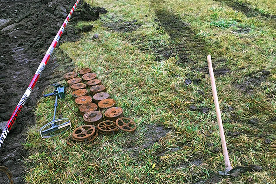 Bei Arbeiten an einer Straße in Meeder (Landkreis Coburg) wurden 14 Panzerminen entdeckt und anschließend gesprengt.