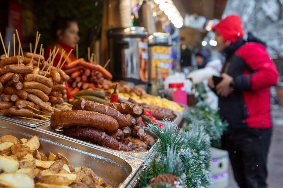 Vor dem Glühweingenuss etwas essen hilft gegen den schnellen Rausch. Bei den vielen Köstlichkeiten, die es auf den Weihnachtsmärkten gibt, sollte das nicht schwerfallen.