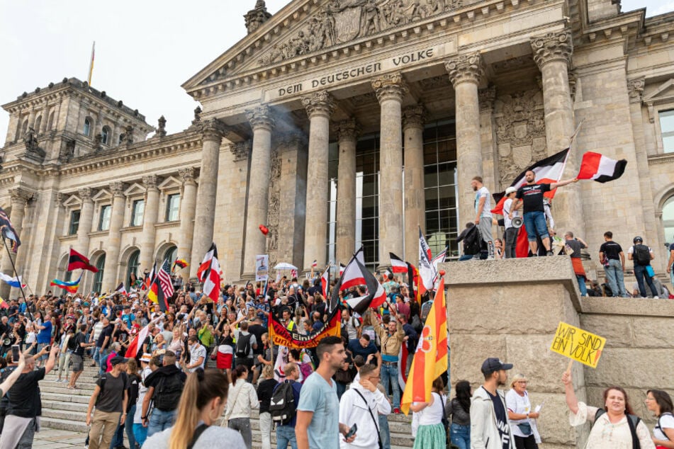 Nach Sturm auf Reichstagstreppe: Polizei ermittelt gegen 40 Verdächtige