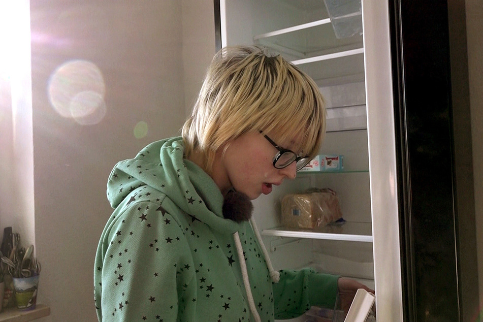 Die Teenager müssen lernen, einen eigenen Haushalt zu führen. Jasmin räumt den Kühlschrank ein.